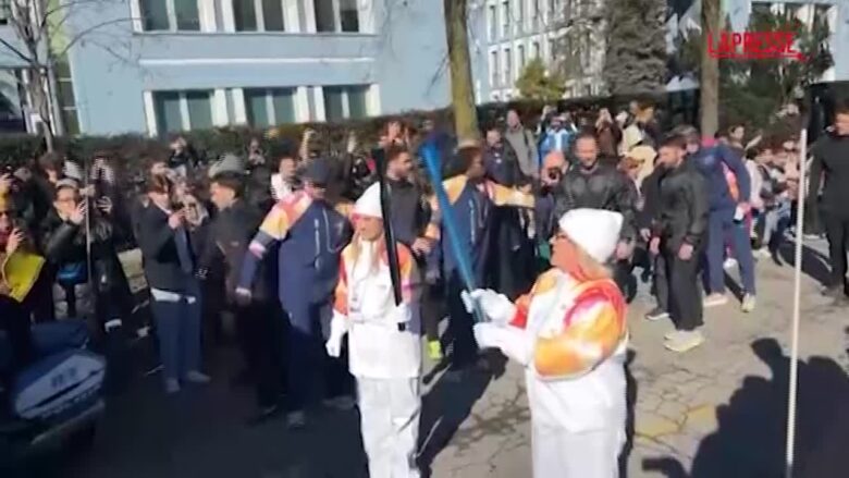 Olimpiadi 2026, la torcia verso Milano: il passaggio a San Donato con la tedofora Lodovica Comello