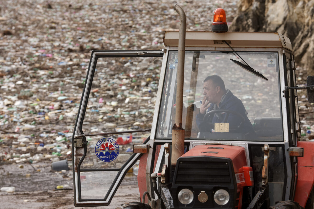 Galleria foto 'Bosnia, tonnellate di rifiuti intasano il fiume Drina a Visegrad' - foto 7
