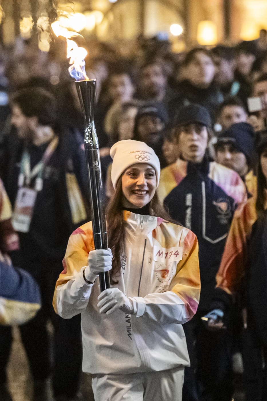 Olimpiadi 2026, la torcia olimpica arriva in Duomo: le foto