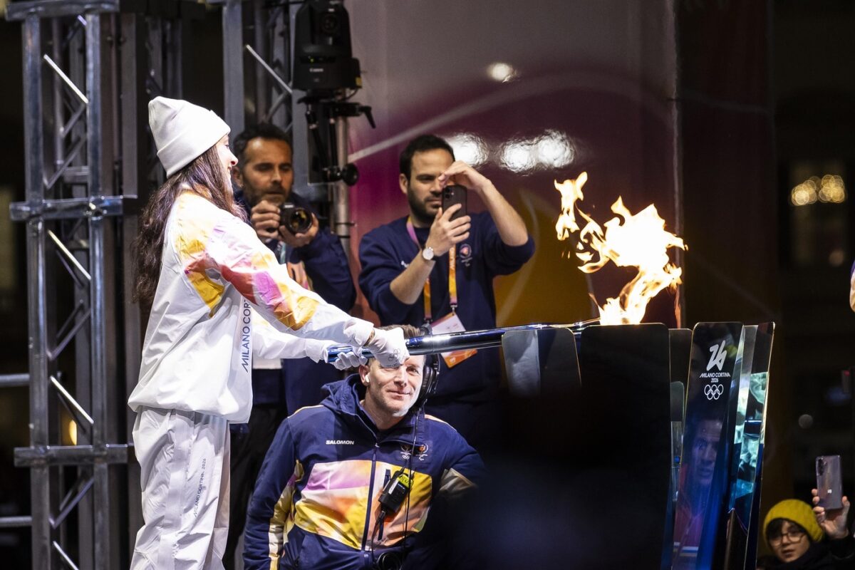 Olimpiadi 2026, la torcia olimpica arriva in Duomo: le foto