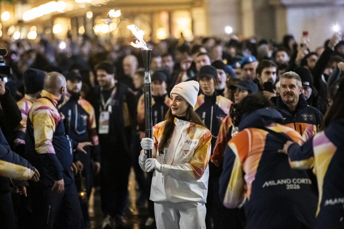 Olimpiadi 2026, la torcia olimpica arriva in Duomo: le foto