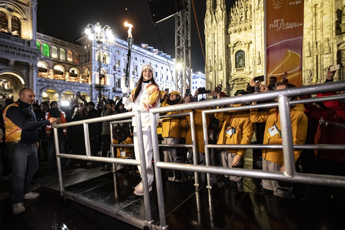 Olimpiadi 2026, la torcia olimpica arriva in Duomo: le foto