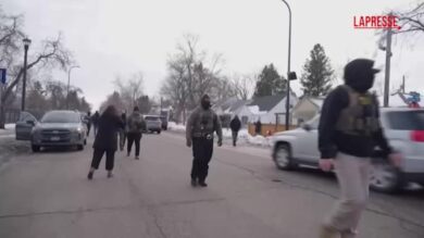 Immigrazione USA, proteste a Minneapolis contro gli agenti federali ICE