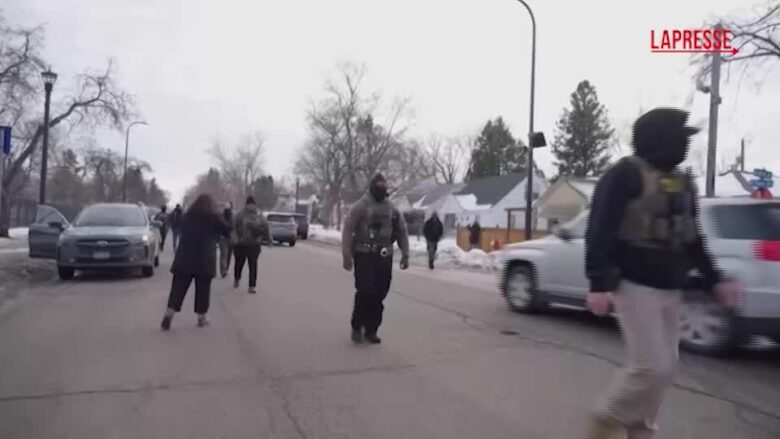 Immigrazione USA, proteste a Minneapolis contro gli agenti federali ICE