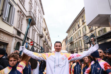 Olimpiadi 2026, Ibrahimovic tedoforo a Milano: le foto