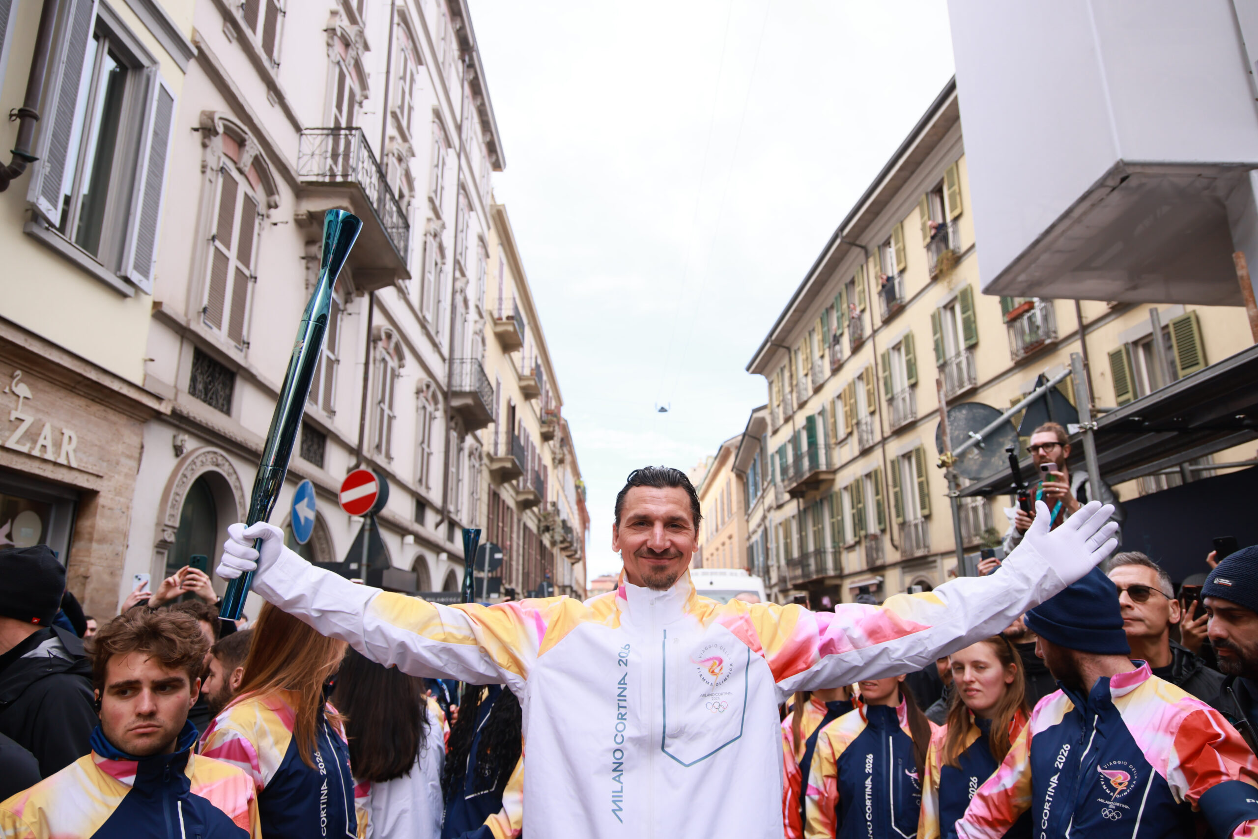 Olimpiadi 2026, Ibrahimovic tedoforo a Milano: le foto