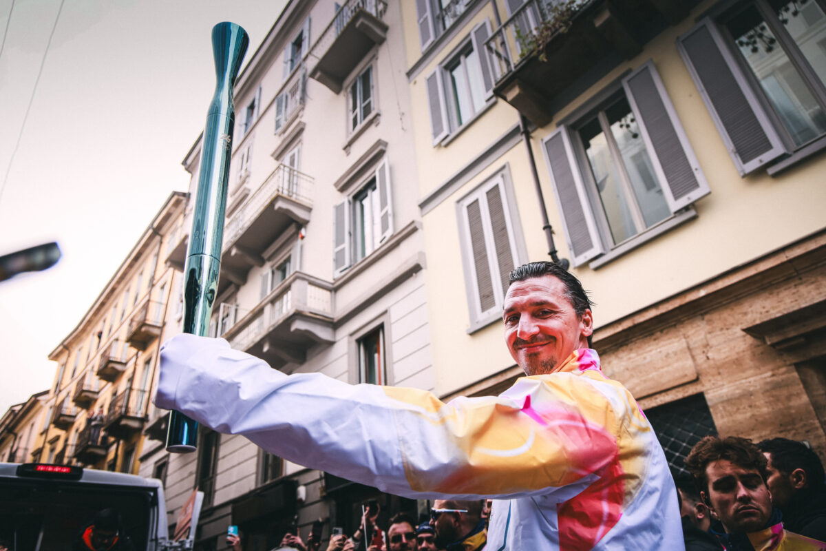 Olimpiadi 2026, Ibrahimovic tedoforo a Milano: le foto