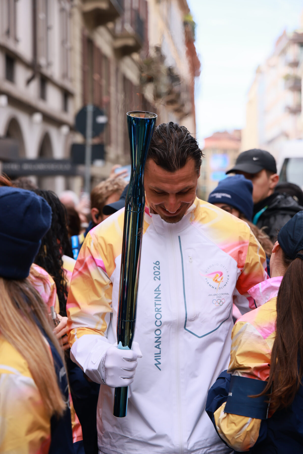 Olimpiadi 2026, Ibrahimovic tedoforo a Milano: le foto