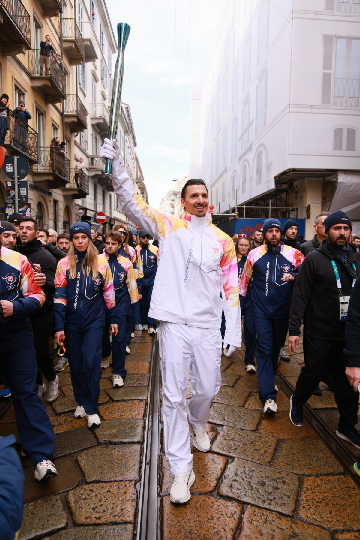 Olimpiadi 2026, Ibrahimovic tedoforo a Milano: le foto
