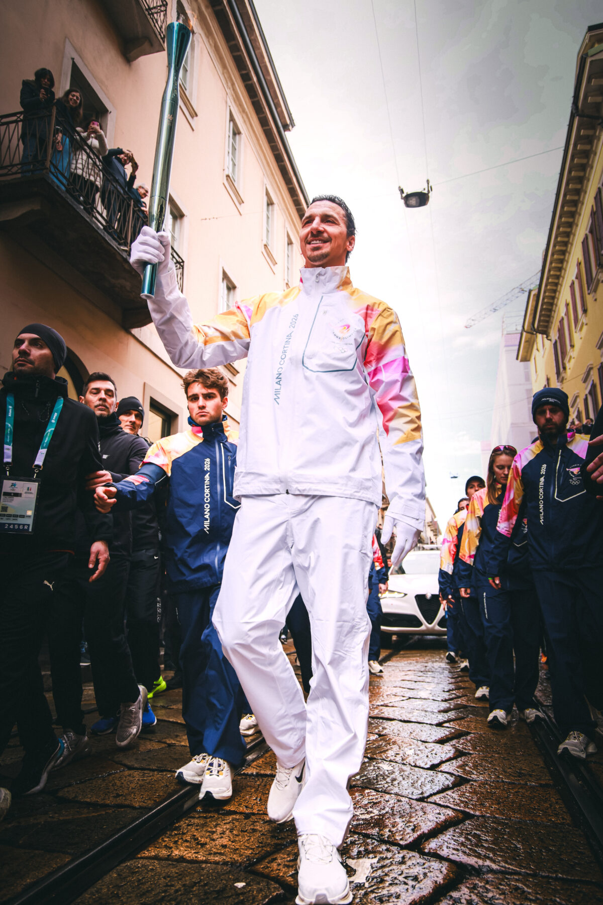 Olimpiadi 2026, Ibrahimovic tedoforo a Milano: le foto