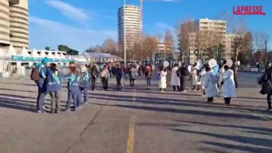 Olimpiadi 2026, inizia ad animarsi l'esterno di San Siro in vista della cerimonia inaugurale