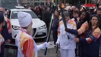 Olimpiadi 2026: la presidente del Cio, Kirsty Coventry, con la fiaccola