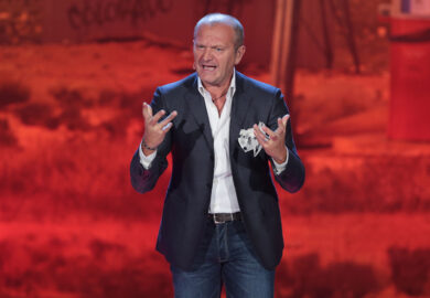 Andrea Pucci a Sanremo 2026, scoppia la polemica politica