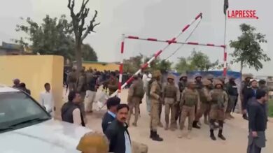 Pakistan, attentato in moschea sciita Islamabad: la calca dopo l'esplosione