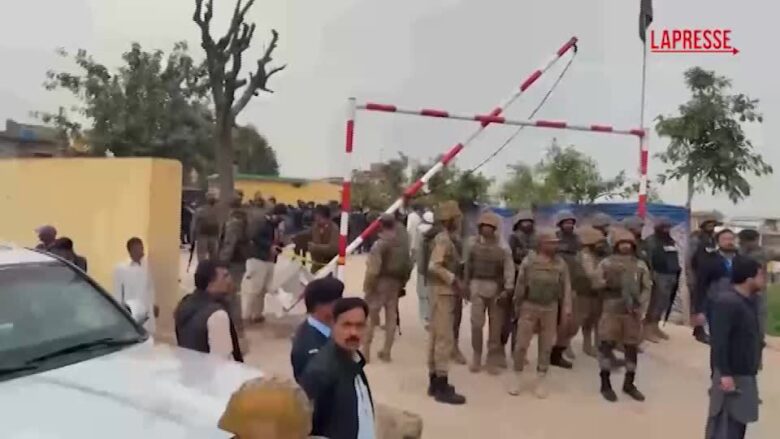 Pakistan, attentato in moschea sciita Islamabad: la calca dopo l'esplosione
