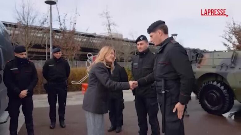 Milano, Giorgia Meloni incontra i militari alla stazione Rogoredo