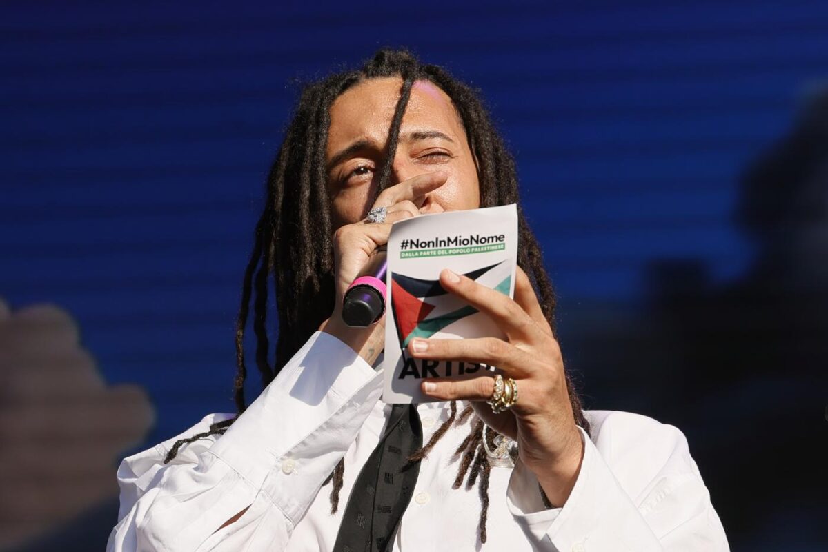 Ghali, fuori il nuovo brano ‘Basta’ dopo la polemica sulla cerimonia delle Olimpiadi Ghali, fuori il nuovo brano ‘Basta’ dopo la polemica sulla cerimonia delle Olimpiadi