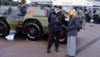 Meloni a Milano, la premier in visita ai militari e ai carabinieri alla Stazione Rogoredo: “Non ci arrendiamo”