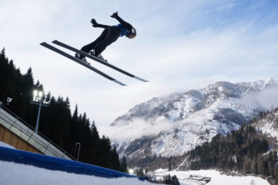 Olimpiadi 2026, ‘penis gate’ nel salto con gli sci: controlli su conformità tute