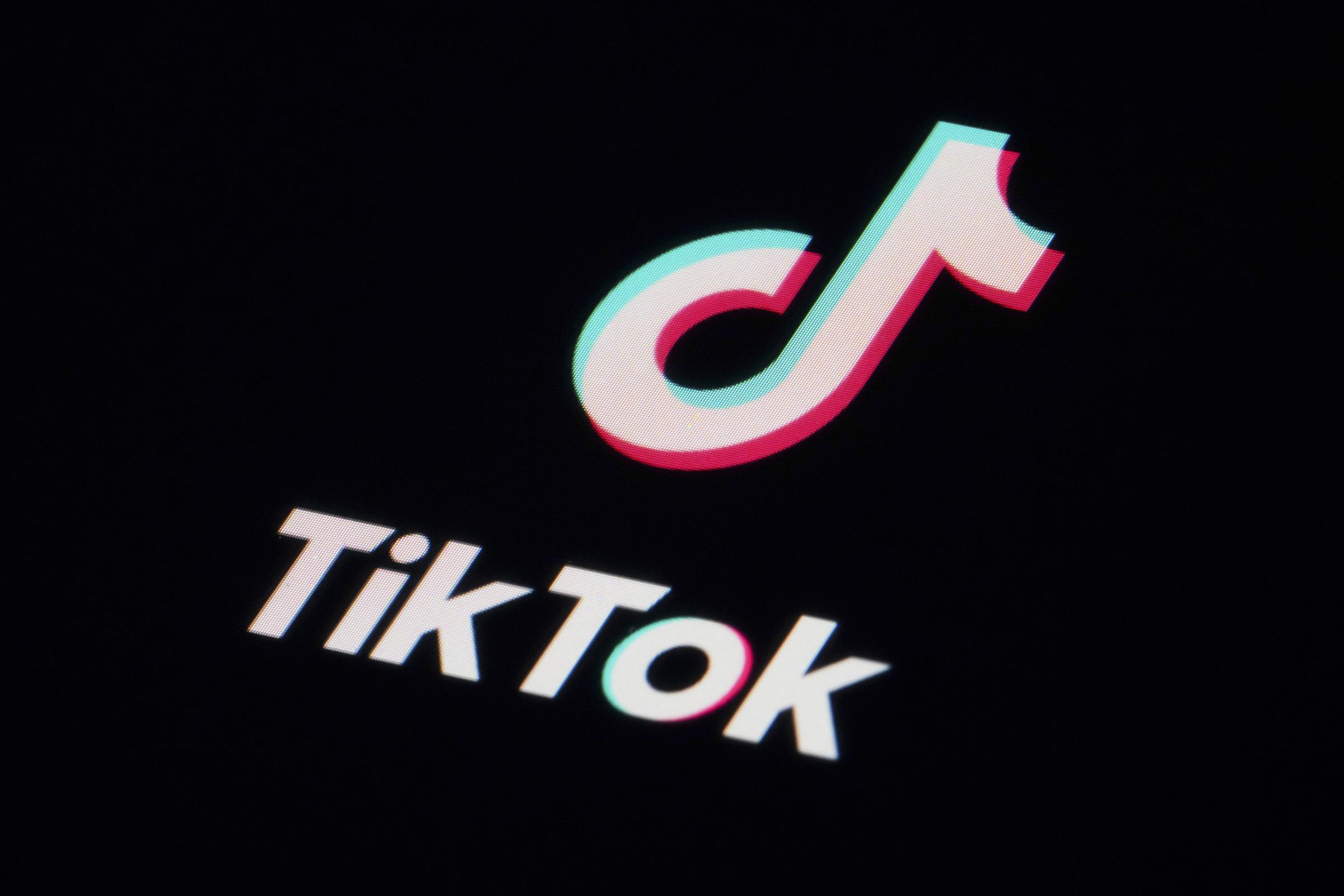 L’Unione Europea contro TikTok: “Il suo design crea dipendenza, corregga o rischio multa”