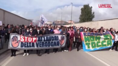 Napoli, 5mila in piazza a Bagnoli per diro 'No' all'America's Cup