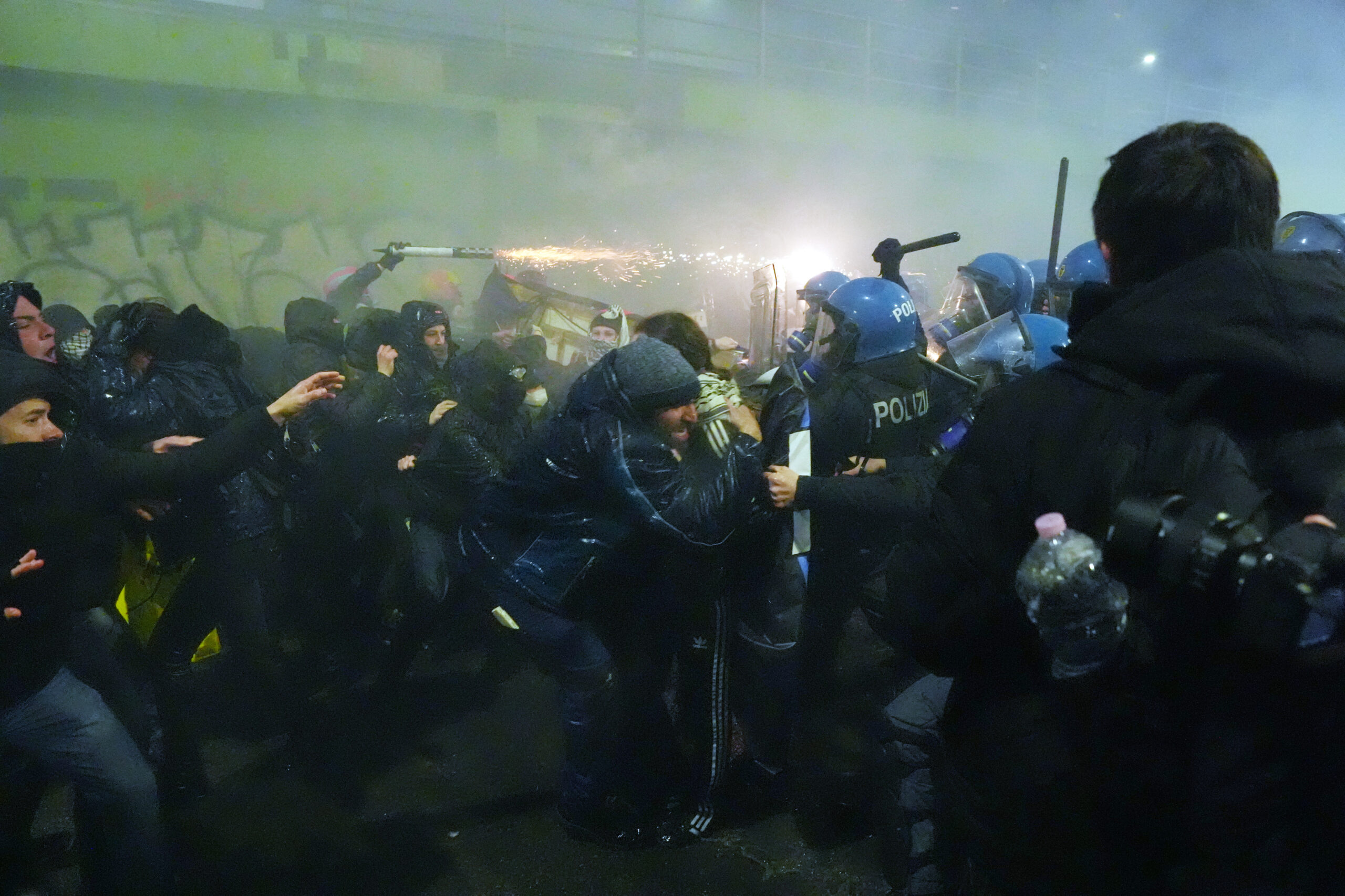 Olimpiadi 2026, a Milano scontri alla manifestazione contro i Giochi