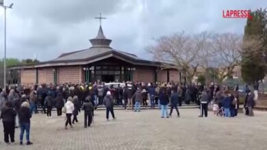 Federica Torzullo, ad Anguillara i funerali della 41enne: l'arrivo del feretro