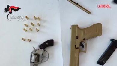 Napoli, arrestato pusher a Caivano: trovate armi 'fantasma', anche una penna-pistola