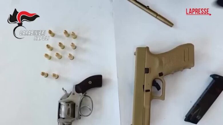 Napoli, arrestato pusher a Caivano: trovate armi 'fantasma', anche una penna-pistola