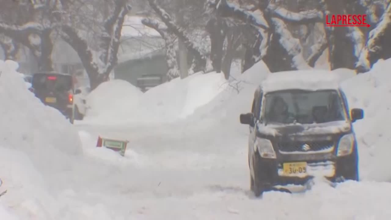 Tempesta di neve in Giappone, strade sepolte sotto un muro bianco