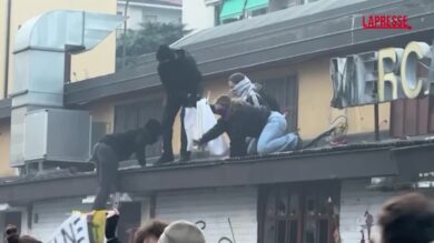 Olimpiadi 2026, a corteo Milano manifestanti su tetto ex mercato Corvetto