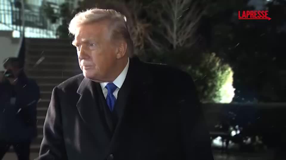 Video razzista su Obama, Trump ignora i giornalisti che gli chiedono spiegazioni