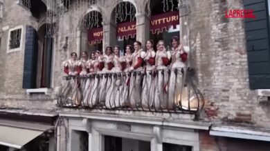 Carnevale di Venezia, è il giorno delle 12 Marie: le immagini della storica processione