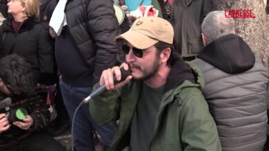 America's Cup, manifestanti entrano nel cantiere di Bagnoli per raccogliere campioni di terreno