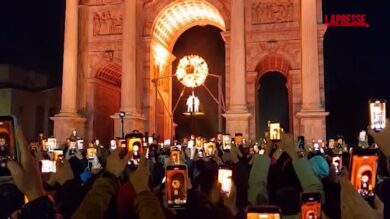 Olimpiadi 2026, Tomba e Compagnoni accendono il braciere di Milano