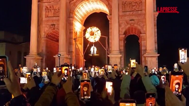 Olimpiadi 2026, Tomba e Compagnoni accendono il braciere di Milano
