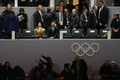 Olimpiadi 2026, ovazione per Ucraina, applausi a Usa ma fischi a Vance e Israele