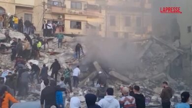 Libano, crolla condominio a Tripoli: le ricerche dei sopravvissuti tra le macerie