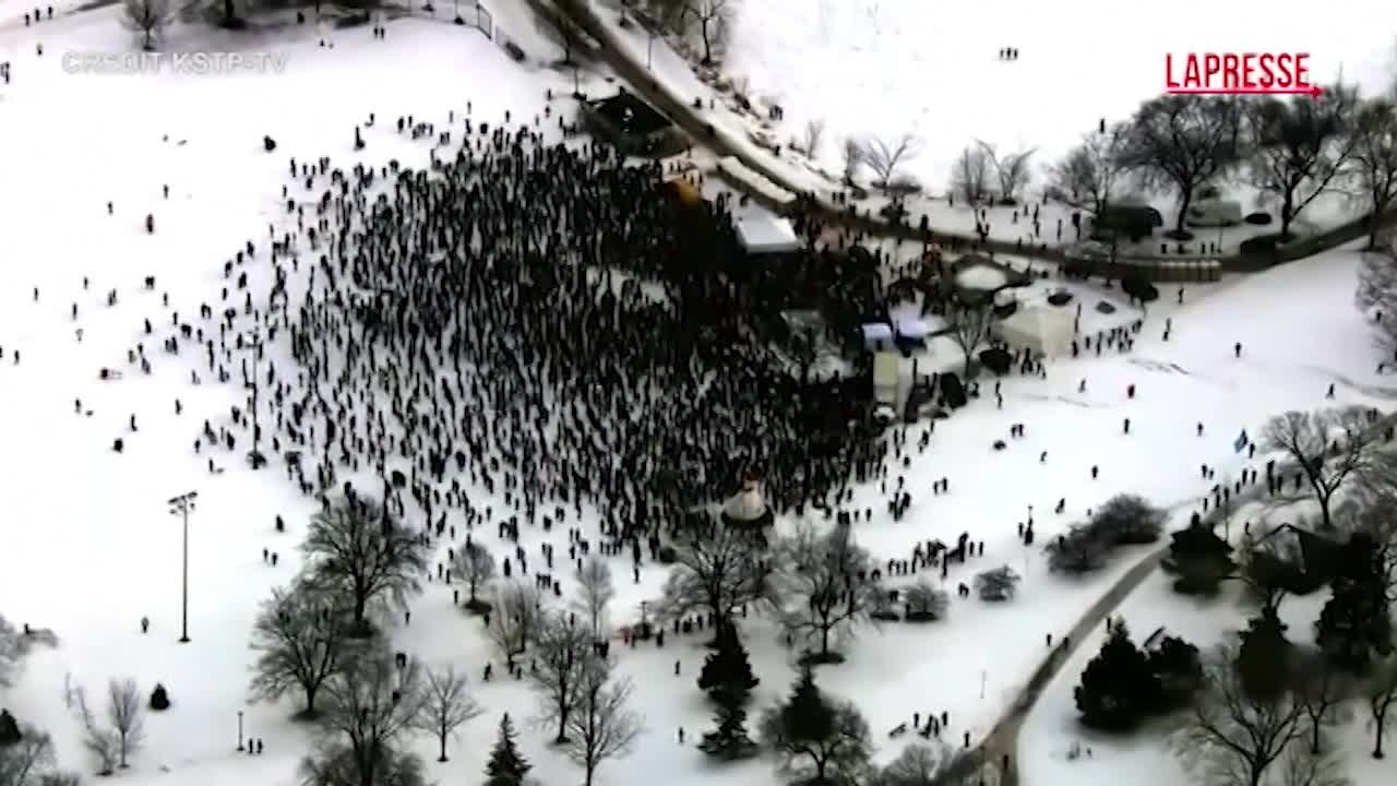 Minneapolis, in centinaia ricordano Renee Good a un mese dalla morte