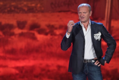 Andrea Pucci rinuncia a Sanremo, salta la co-conduzione. Solidarietà da Meloni, rammarico Rai