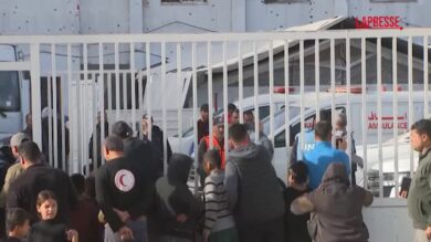 Gaza, sfollati sanitari palestinesi in viaggio verso il valico di Rafah