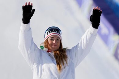 Olimpiadi 2026, bronzo Goggia nella libera. Vonn caduta shock e frattura alla gamba