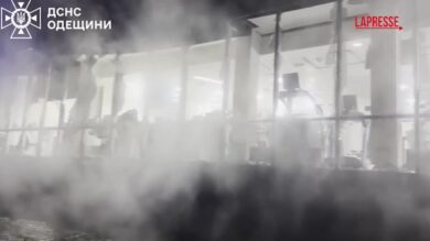 Ucraina, bombardamento russo su Odessa: distrutti anche edifici civili