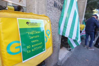 Glovo sotto controllo giudiziario per capolarato: “40mila rider con paghe sotto la soglia di povertà”