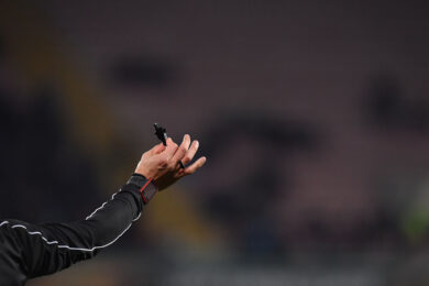 Germania, arbitro picchiato in casa: virale la sua proposta di matrimonio al compagno in campo