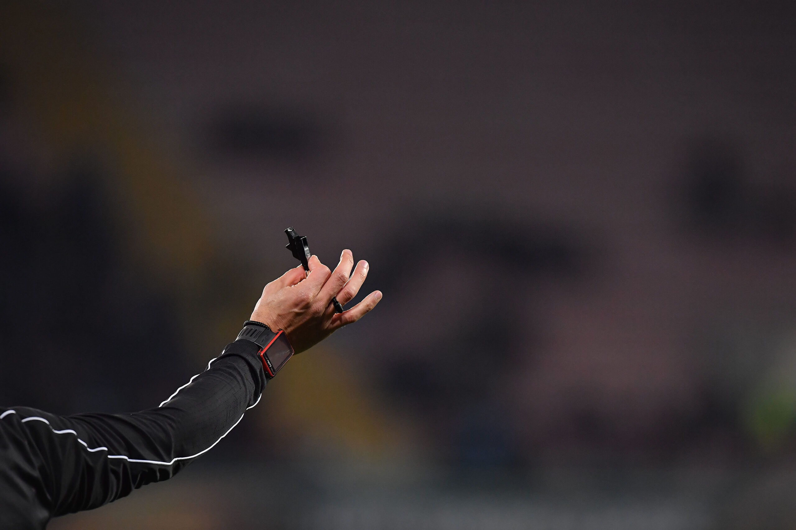 Germania, arbitro picchiato in casa: virale la sua proposta di matrimonio al compagno in campo