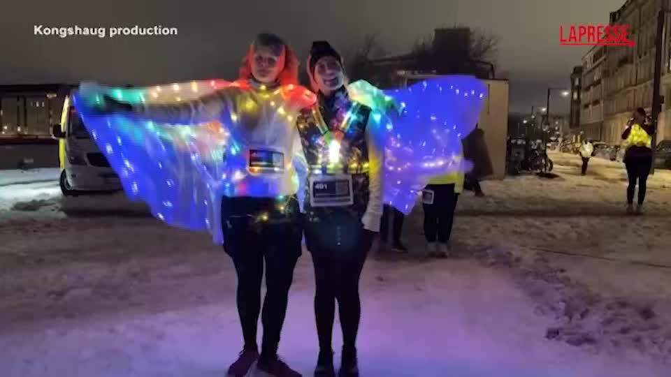 Copenhagen, la maratona notturna illuminata da migliaia di runner