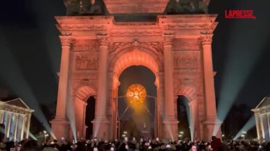 Olimpiadi 2026, il braciere all’Arco della Pace incanta la folla