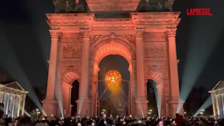 Olimpiadi 2026, il braciere all’Arco della Pace incanta la folla