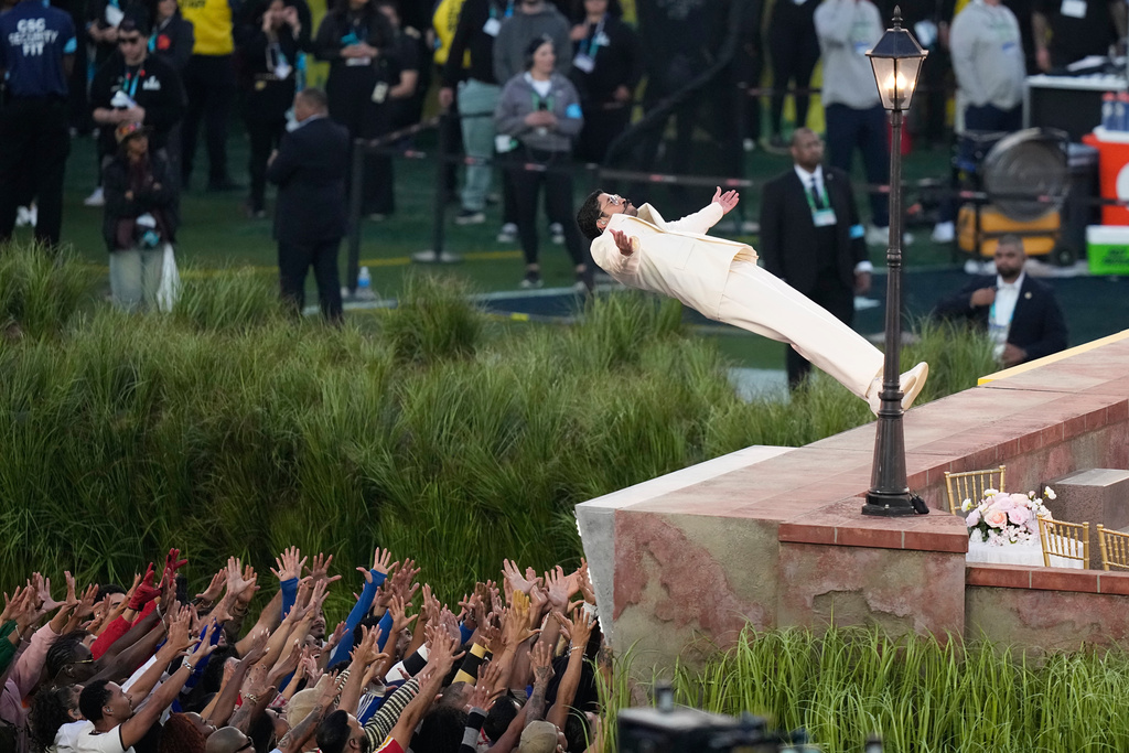 Super Bowl 2026, Bad Bunny trionfa all’halftime: le foto dello show
